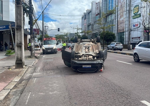 Carro capota após atingir táxi e deixar homem ferido em Manaus