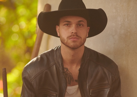 Gustavo Tubarão tem nude vazado e web reage: ‘jibóia albina’