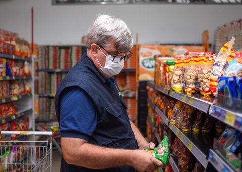 Cerca de 25 kg de alimentos vencidos são apreendidos em supermercado de Manaus