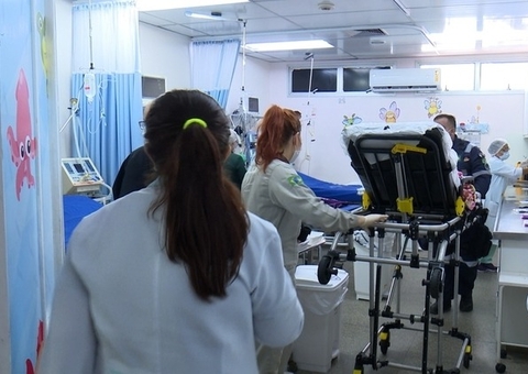 Irmãos resgatados em mata recebem alta hospitalar após 20 dias internados em Manaus