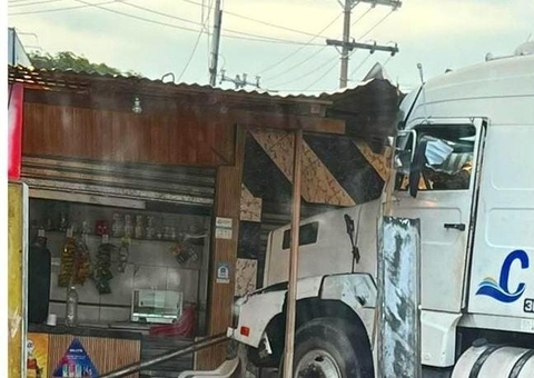 Mulher fica ferida após caminhão invadir comércio durante acidente em Manaus