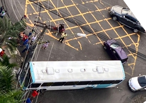 Ônibus deixa bairro sem energia após perder roda e causar acidente em Manaus