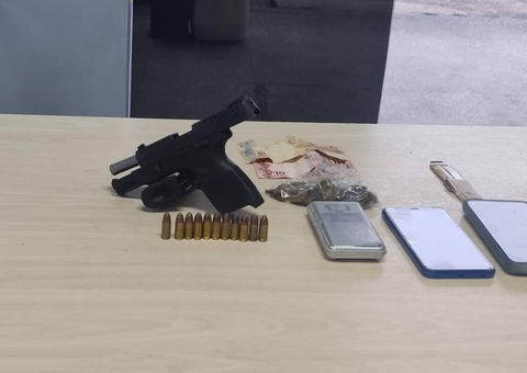 Após denúncias, dupla é presa com armas e drogas em Manaus