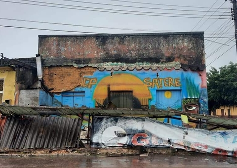 Fachada de prédio histórico desmorona durante forte chuva no Amazonas 