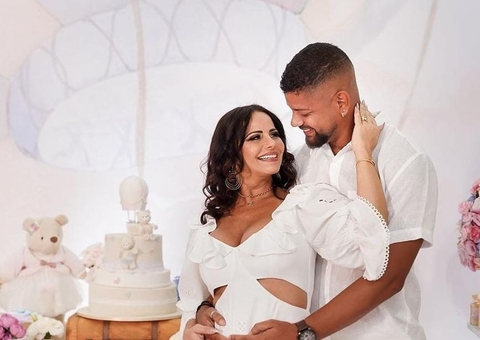 Viviane Araújo e marido divulgam sexo do 1º filho em chá revelação