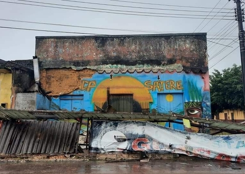 Fachada de prédio desaba durante chuva em Maués