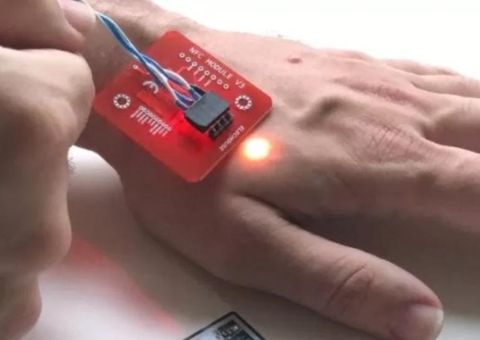Microchips injetados sob a pele permitem pagamento usando a mão