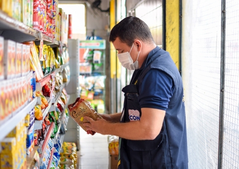 Mercadinho é flagrado vendendo alimentos e produtos vencidos em Manaus