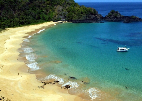 Fernando de Noronha deixa de exigir testes de covid-19 para turistas