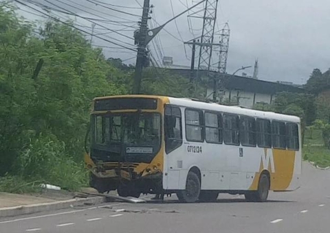 Ônibus fica destruído ao colidir com rota de empresa em avenida de Manaus