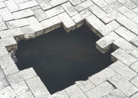 Cratera se abre no meio de avenida em Manaus e trecho é interditado 