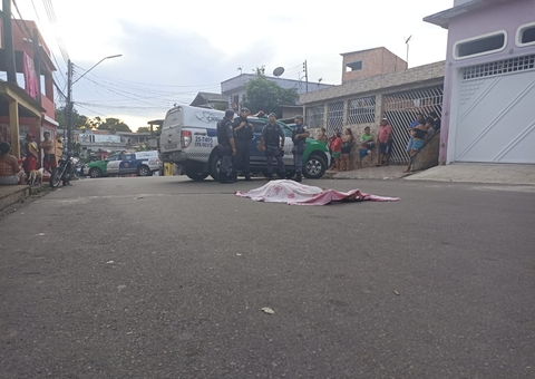 Homem é executado e jogado de carro em via pública em Manaus