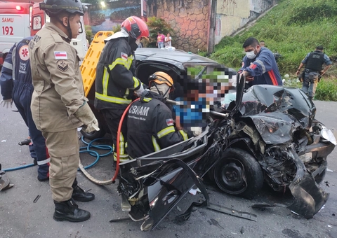 Casal fica preso às ferragens em acidente gravíssimo com 3 feridos em Manaus