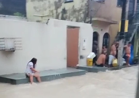 Forte chuva deixa casas inundadas e ruas alagadas em Manaus; vídeos