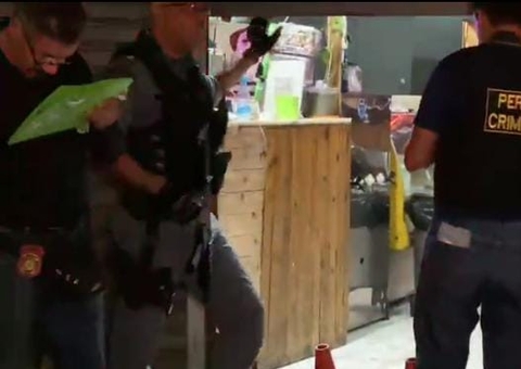 Homem é assassinado e amigo baleado dentro de churrascaria em Manaus