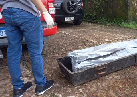 Moradores se deparam com cadáver boiando às margens de igarapé em Manaus 