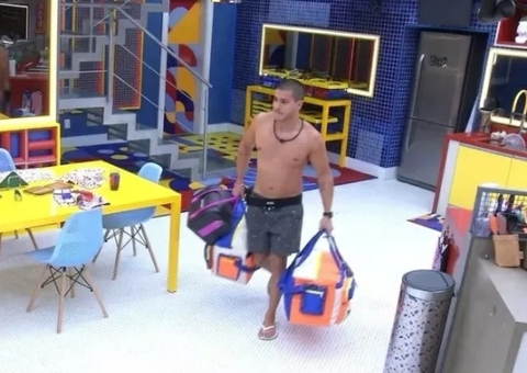 Em dia de eliminação, Arthur guarda as malas na dispensa: ‘Mais tarde volto para buscar'