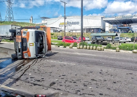 Caminhão com botijas de gás capota no meio de avenida e deixa mulher ferida em Manaus