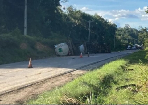 Caminhão com gasolina e óleo diesel tomba e deixa BR-174 interditada