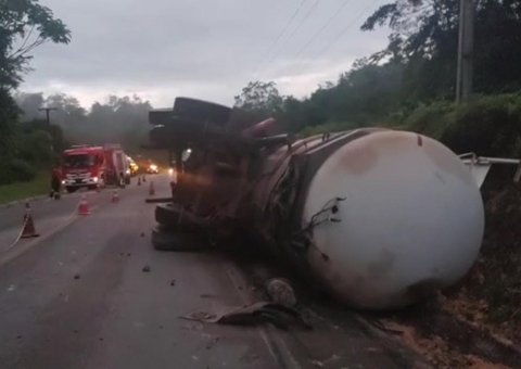BR-174 continua parcialmente interditada para retirar caminhão tombado