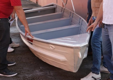 Pescadores no Amazonas recebem lancha através de emenda de deputado