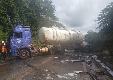 Caminhão tombado na BR-174 é retirado, mas trecho continua parcialmente interditado
