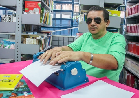 Textos em braile e cálculos com o Soroban ajudam deficientes visuais de Manaus na aprendizagem