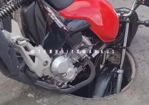 Motociclista cai em bueiro aberto e veículo fica preso em Manaus; vídeo