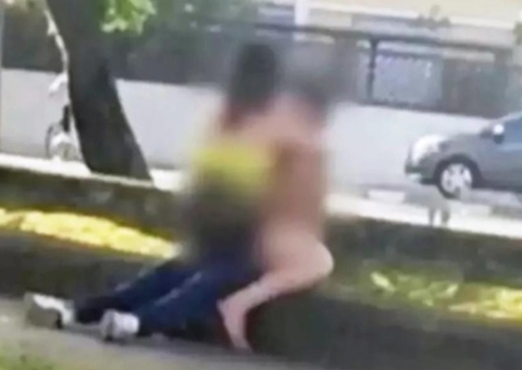 Casal é flagrado fazendo sexo em plena luz do dia em avenida movimentada 