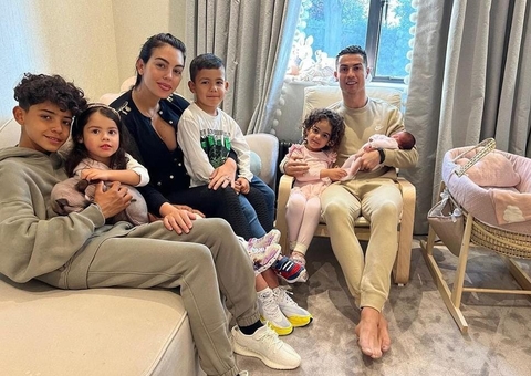 Com foto em família, Cristiano Ronaldo comunica que esposa e filha já estão em casa