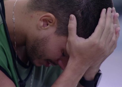 Arthur chora após eliminação e dispara: ‘Só vou acreditar que não bati no botão quando assistir’