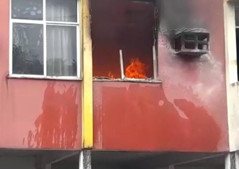 Incêndio atinge casa e moradores são salvos por vizinhos em Manaus; vídeo