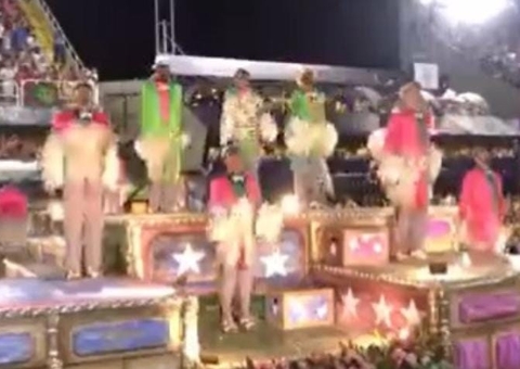 Comissão de frente da Mangueira faz troca de roupa de 1 segundo; vídeo