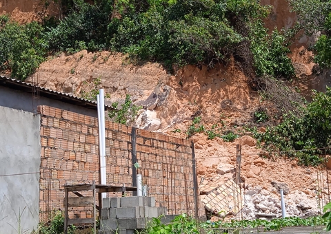 Casas e igreja são interditadas após barranco deslizar no meio da madrugada em Manaus