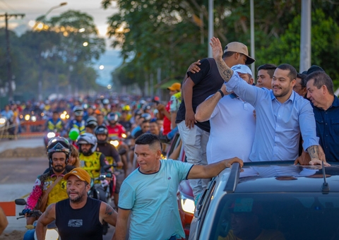 Adail Filho é recebido por multidão nos aeroportos de Tefé e Alvarães