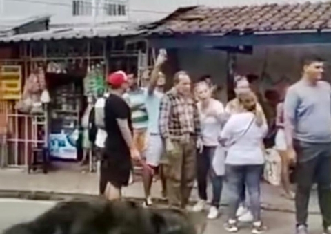 Eron Bezerra e Vanessa Grazziotin são hostilizados durante ato na zona Oeste de Manaus