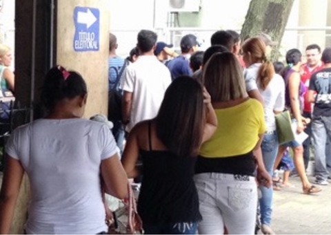 TRE-AM tem filas gigantes para emissão de título em Manaus; horário foi ampliado