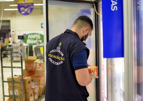 Alimentos e produtos de limpeza vencidos são apreendidos em supermercado de Manaus