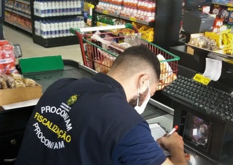 Mais de uma tonelada de produtos vencidos são apreendidos em supermercado de Manaus