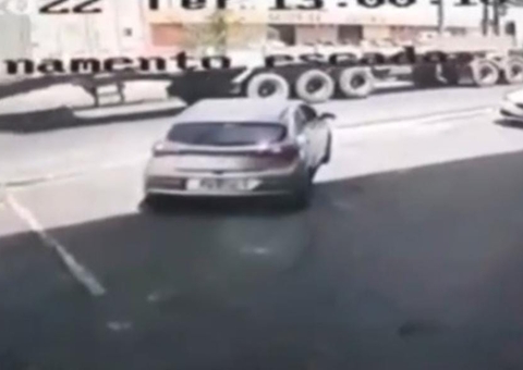 Motorista escapa de ter carro esmagado por contêiner tombado em Manaus; vídeo