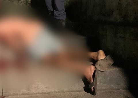 Homem cai morto em escada ao ser baleado por criminosos durante perseguição em Manaus