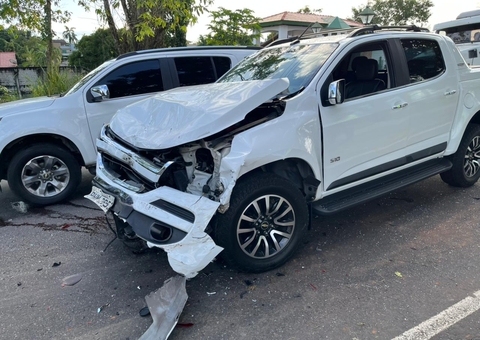 Carros ficam destruídos em engavetamento violento no V8 em Manaus