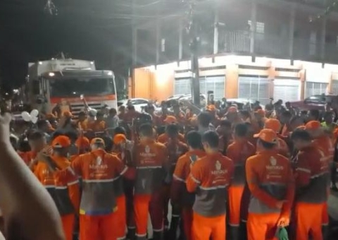Vídeo: Garis fecham rua com pedidos de Justiça por morte de colega de trabalho