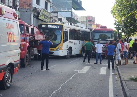 18 pessoas ficam feridas em acidente entre ônibus, caminhão e carreta em Manaus