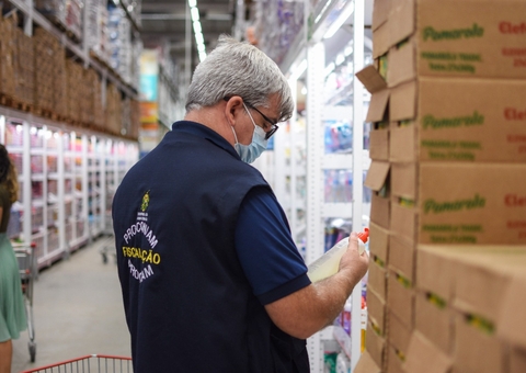 Supermercado é autuado por venda de alimentos em condições inadequadas em Manaus