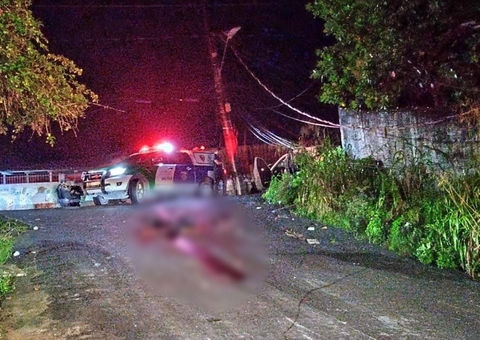 Troca de tiros termina com acidente de carro e três mortos em Manaus