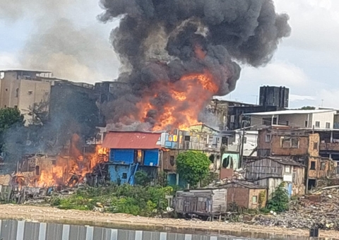 Incêndio destrói casas e se alastra em bairro de Manaus; vídeos