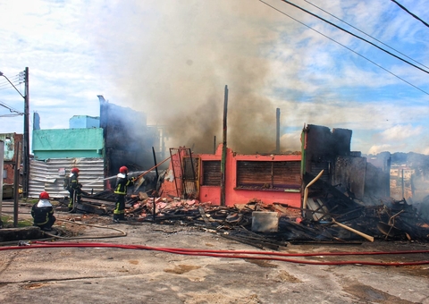 Oito casas são destruídas após incêndio na Raiz, em Manaus; vídeo