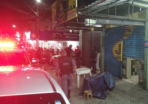 Empresário é assassinado sentado em cadeira na frente de loja em Manaus