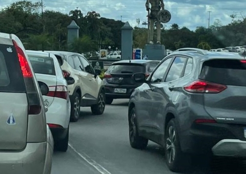Concurso da Semsa causa engarrafamento intenso em bairro de Manaus
